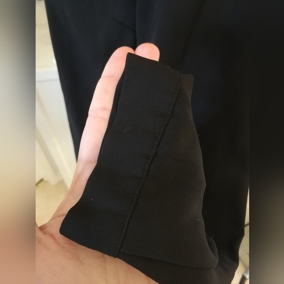 Medium black scoop neck long sleeve lightweight Vince Camuto top, button cuffs - Picture 5 of 9